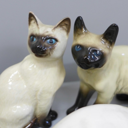 652 - Five Siamese cat figures including Beswick and Royal Doulton