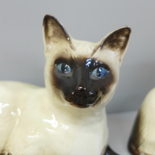 652 - Five Siamese cat figures including Beswick and Royal Doulton