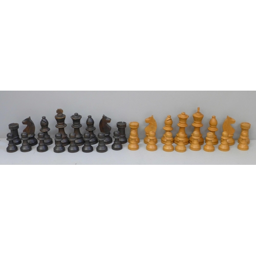 656 - A box of Staunton chess pieces