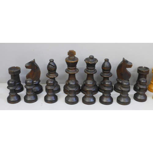 656 - A box of Staunton chess pieces