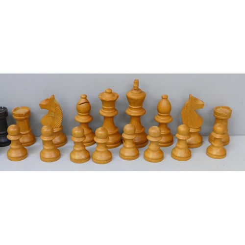 656 - A box of Staunton chess pieces