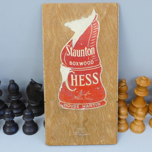 656 - A box of Staunton chess pieces