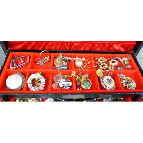 674 - A jewellery case and costume jewellery