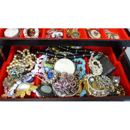 674 - A jewellery case and costume jewellery