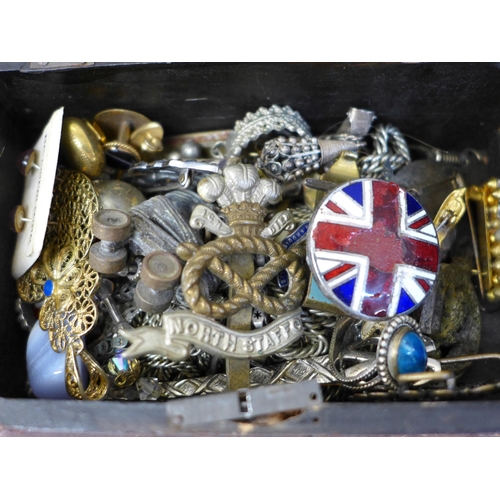 686 - Vintage costume jewellery and badges