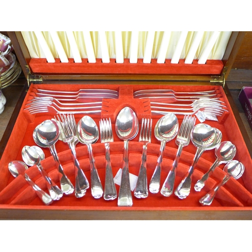 689 - A canteen of plated and stainless steel cutlery