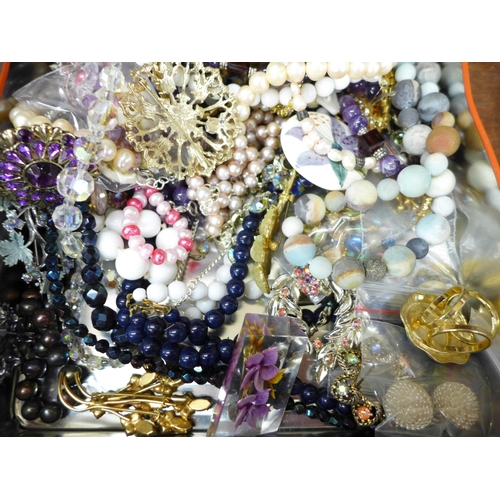 711 - Costume jewellery