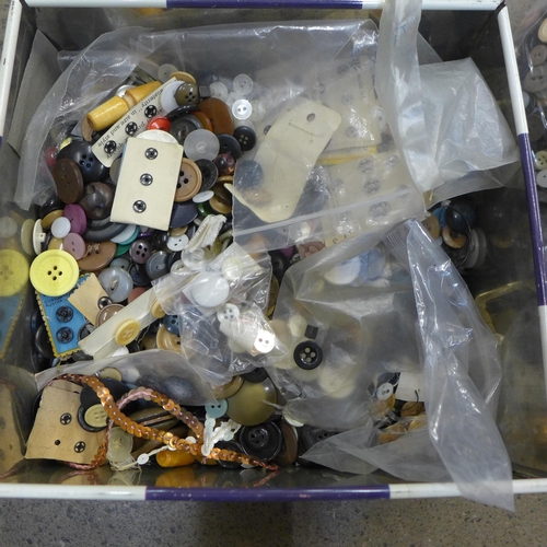 747 - A box of vintage buttons