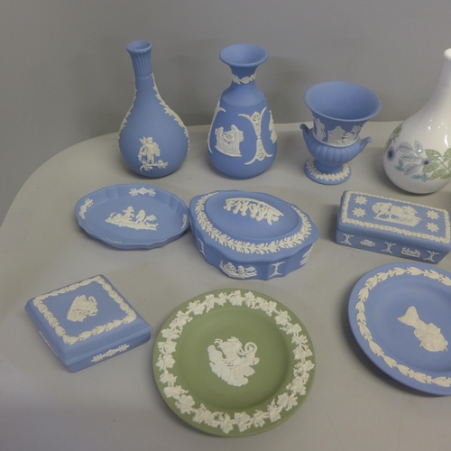 785 - A box of Wedgwood, Jasperware (blue and green), plus Clementine vase, small urn and oval trinket box