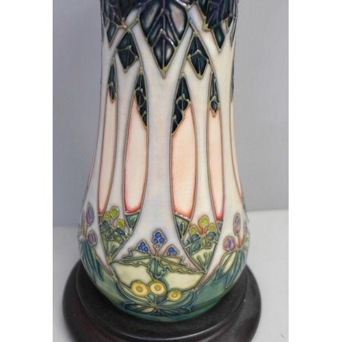 796 - A Moorcroft Cloony table lamp