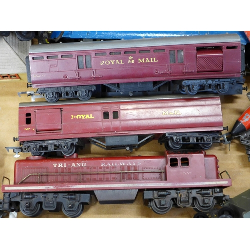 809 - Hornby, Tri-ang OO gauge model rail, Schuco airplanes, etc.