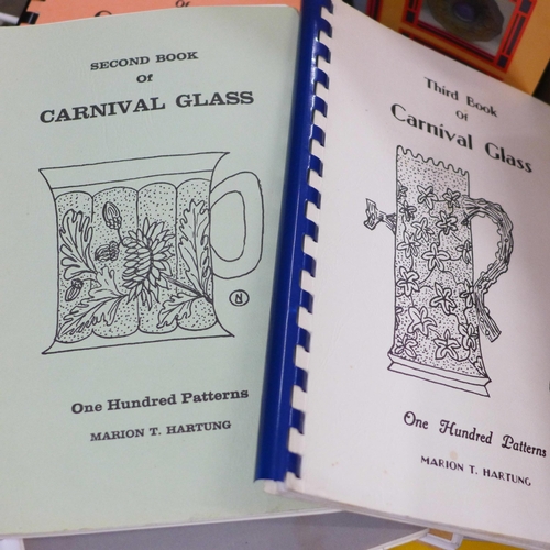 861 - A box of carnival glass price guides, reference books, newsletters and plate stands **PLEASE NOTE TH... 