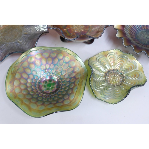 864A - Five items of carnival glass including a Northwood ruffled stippled ray bowl and an amber peacock an... 