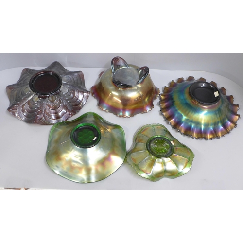 864A - Five items of carnival glass including a Northwood ruffled stippled ray bowl and an amber peacock an... 