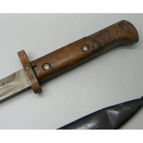 882 - A WWI bayonet and scabbard