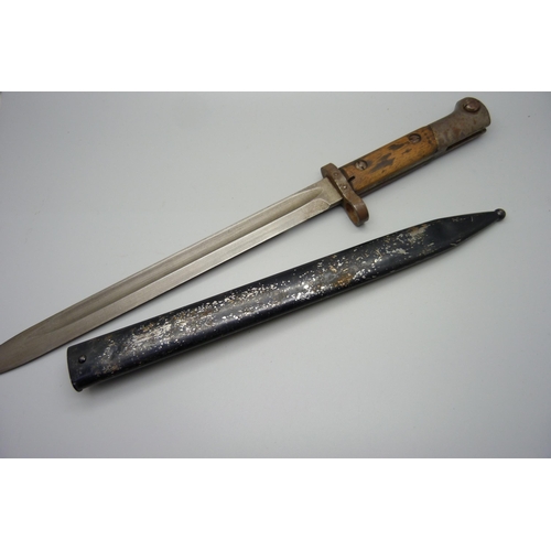 882 - A WWI bayonet and scabbard