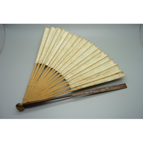 890 - An 18th/19th century 18 stick wood and paper-leaf decorated fan with the image titled 'Paul Preachin... 