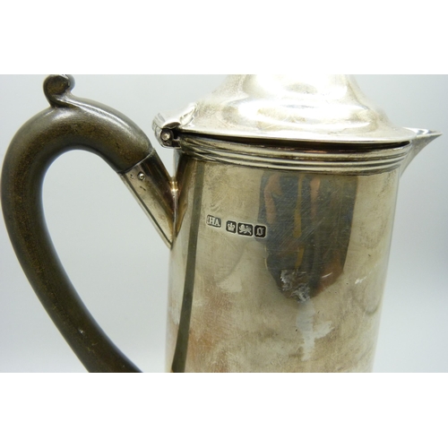 893 - A silver water jug, Sheffield 1906, 357g