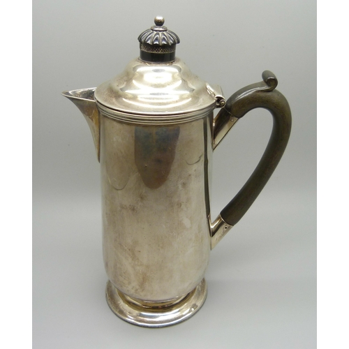 893 - A silver water jug, Sheffield 1906, 357g