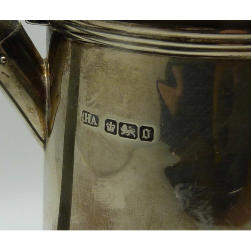 893 - A silver water jug, Sheffield 1906, 357g