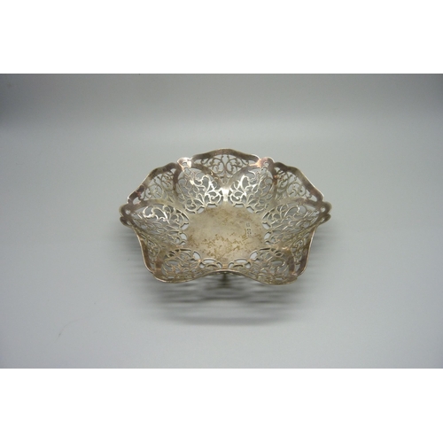 899 - A pierced silver bonbon dish, Sheffield 1967, 100g