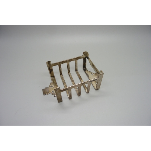 900 - A silver toast rack, Sheffield 1942, 98g