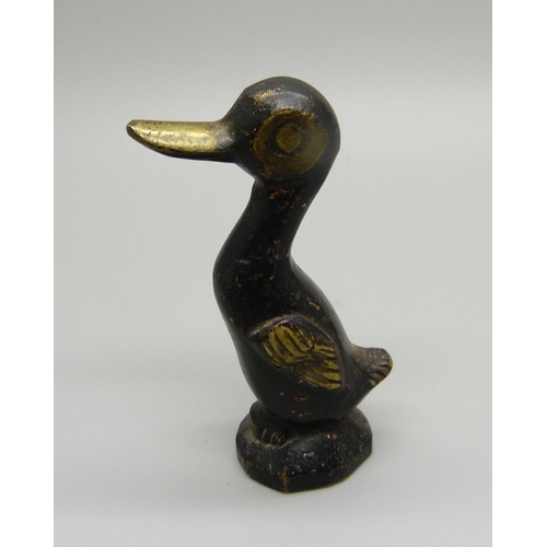 902 - A 1950s bronze model of a duck, the based marked 'England', 7cm