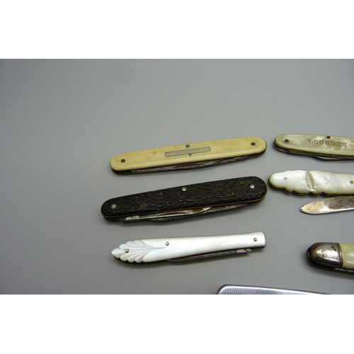 904 - A collection of penknives and two silver bladed mother of pearl fruit knives