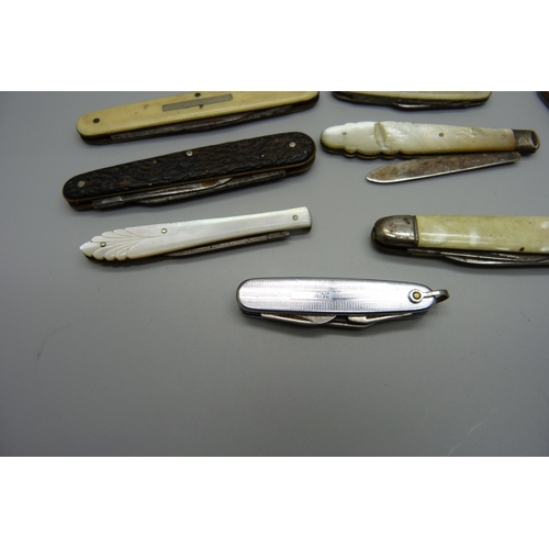 904 - A collection of penknives and two silver bladed mother of pearl fruit knives