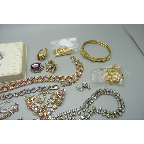 910 - Costume jewellery, five silver pendants, a silver chain, and two pairs of silver earrings, 26g