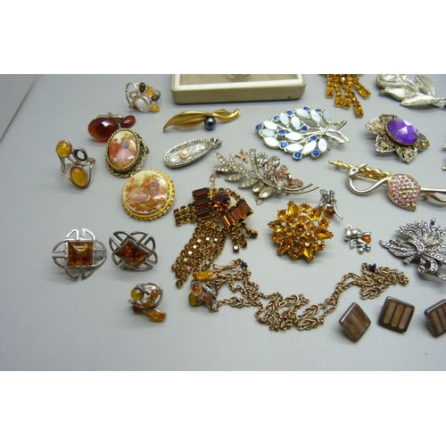 918 - A collection of silver and other jewellery