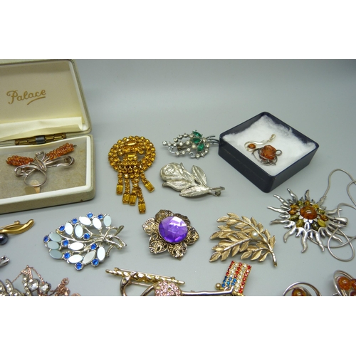 918 - A collection of silver and other jewellery