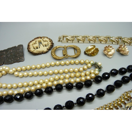 923 - Vintage costume jewellery