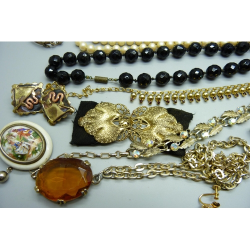 923 - Vintage costume jewellery