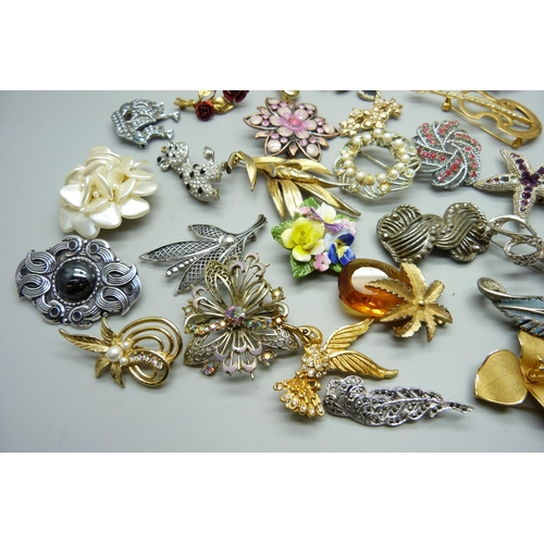 926 - Thirty-seven costume brooches