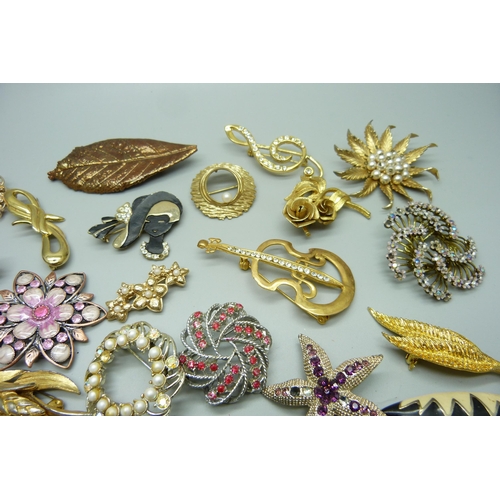 926 - Thirty-seven costume brooches