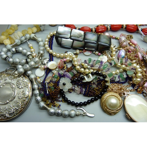 934 - A collection of costume jewellery