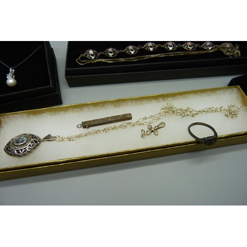 939 - A collection of silver jewellery