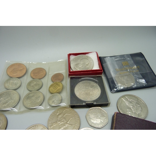 943 - A collection of coins and commemorative crowns