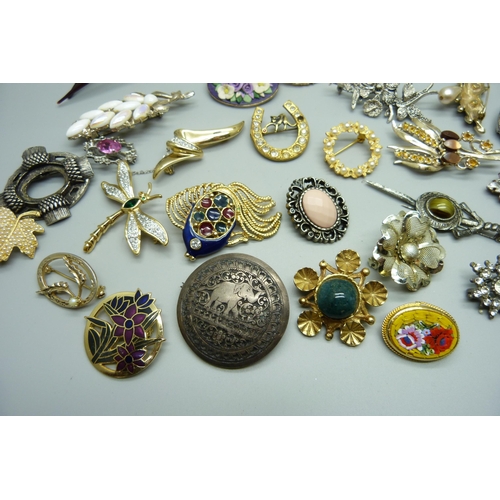 944 - A collection of costume brooches