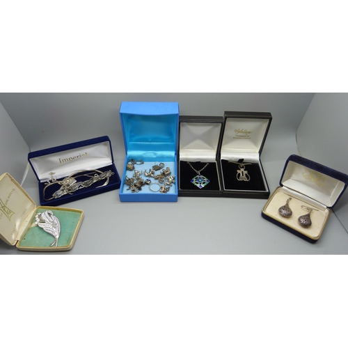 947 - A collection of silver jewellery