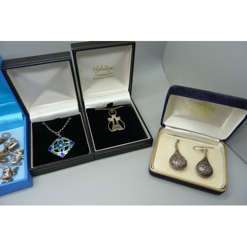 947 - A collection of silver jewellery