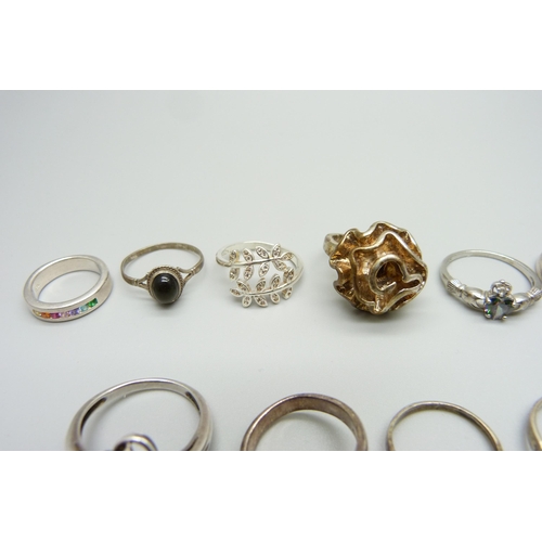 960 - Fifteen silver rings, 49g