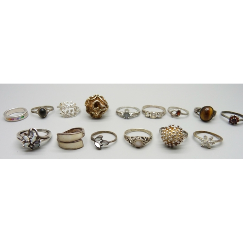 960 - Fifteen silver rings, 49g