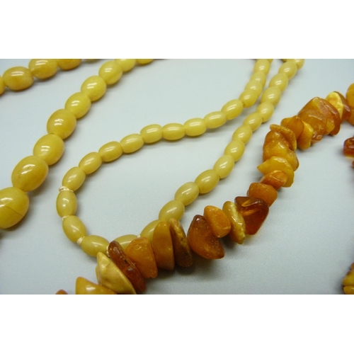 961 - An amber necklace and one other