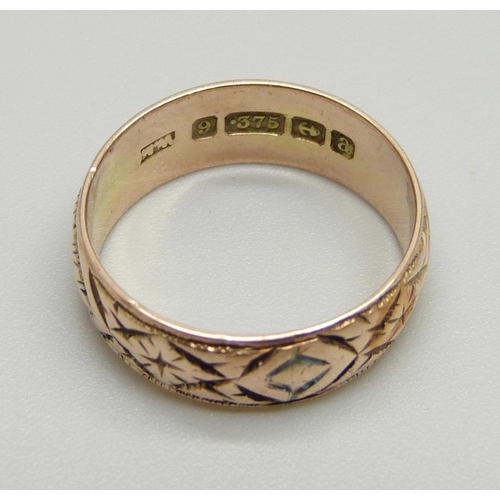 962 - An engraved 9ct gold Victorian wedding band, Birmingham 1900, 2.9g, M