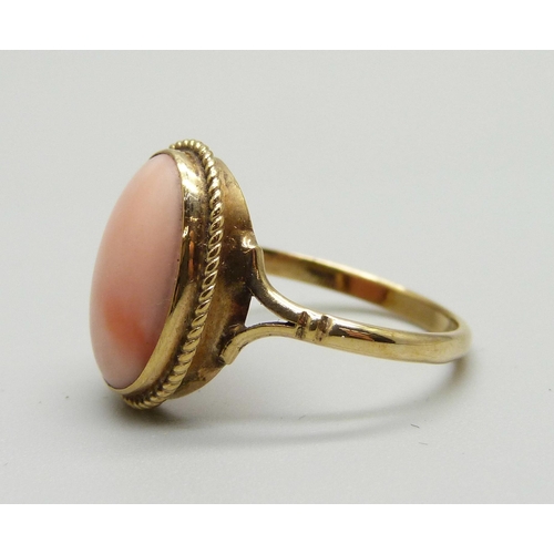 971 - A 9ct gold and coral style cabochon ring, 2.5g, O