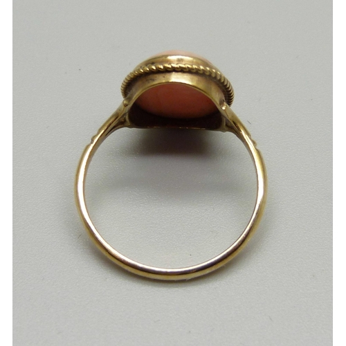 971 - A 9ct gold and coral style cabochon ring, 2.5g, O