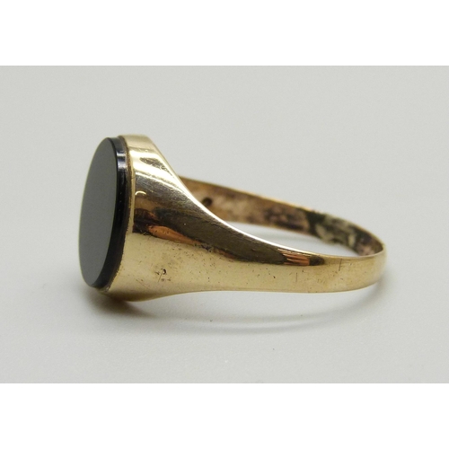 973 - A gentleman's 9ct gold and onyx signet ring, shank a/f, 2.4g, T