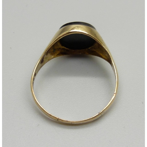 973 - A gentleman's 9ct gold and onyx signet ring, shank a/f, 2.4g, T